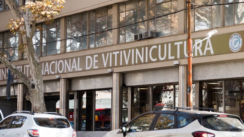 El Gobierno pasó a disponibilidad a 50 empleados del INV